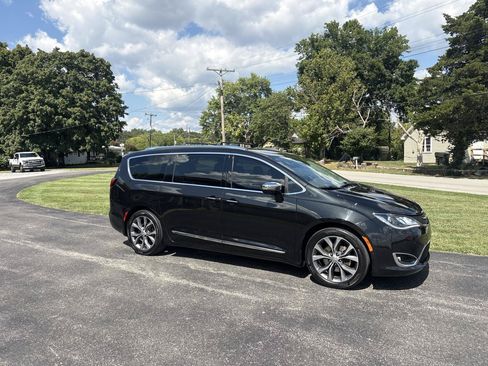 Used 2017 Chrysler Pacifica Limited FWD image 27