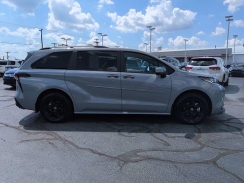 Certified 2025 Toyota Sienna XLE Woodland Edition AWD/4WD image 6