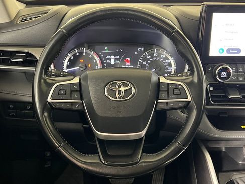 Used 2023 Toyota Highlander XLE FWD image 25