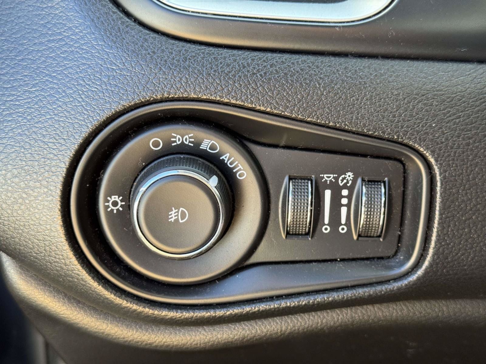 Used 2020 Jeep Renegade Latitude w/ UConnect 8.4 Nav Group AWD/4WD image 15