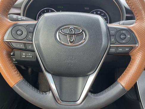Used 2022 Toyota Avalon Limited image 10