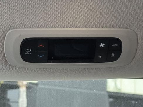 Used 2024 Chrysler Pacifica Select image 29