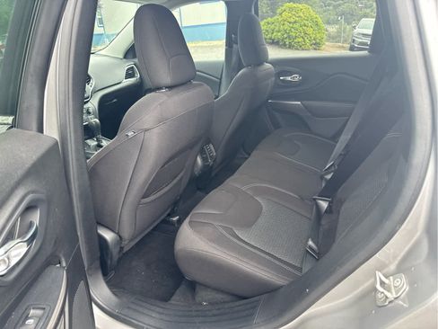 Used 2019 Jeep Cherokee Latitude w/ Popular Appearance Group AWD/4WD image 10