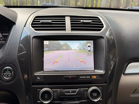 Used 2018 Ford Explorer XLT w/ Equipment Group 202A FWD image 5