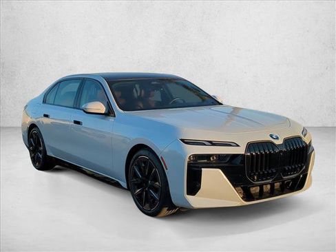 Certified 2025 BMW 750e xDrive w/ Premium Package AWD/4WD image 3