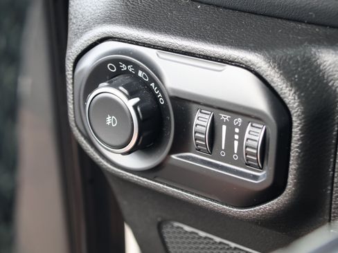 Used 2020 Jeep Wrangler Unlimited Sahara AWD/4WD image 15