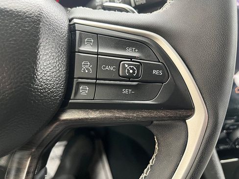 Used 2023 Jeep Grand Cherokee Limited w/ Luxury Tech Group II image 26