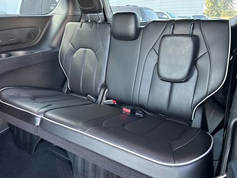 Used 2024 Chrysler Pacifica Limited w/ Uconnect Theater Family Group image 15