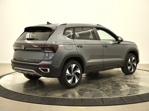 New 2026 Volkswagen Taos SE image 3