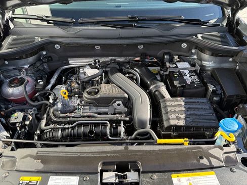 Certified 2025 Volkswagen Taos SE image 23