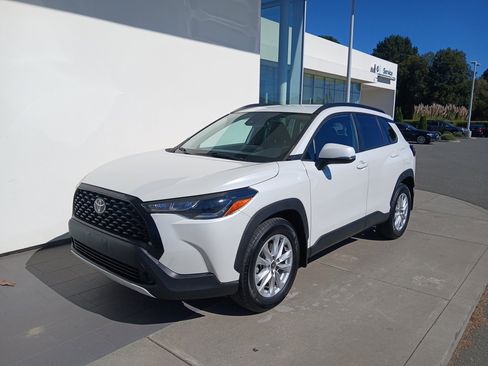 Used 2022 Toyota Corolla Cross LE image 2