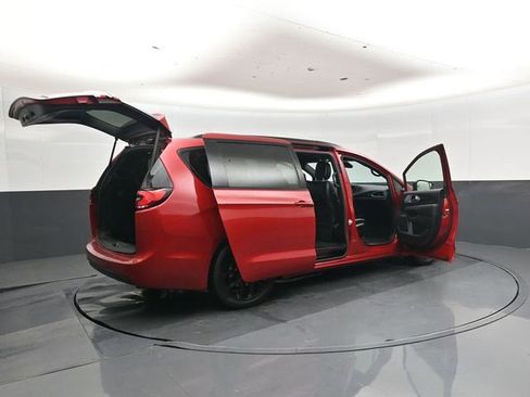 Used 2025 Chrysler Pacifica Limited FWD image 47