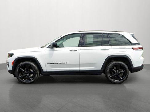 Used 2023 Jeep Grand Cherokee Limited w/ Luxury Tech Group II AWD/4WD image 4