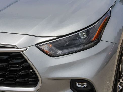 Used 2021 Toyota Highlander XLE AWD/4WD image 7