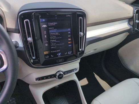 Used 2019 Volvo XC40 T4 Momentum FWD image 30