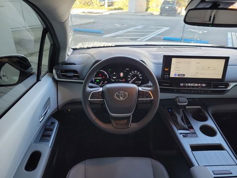 Used 2025 Toyota Sienna XLE image 25