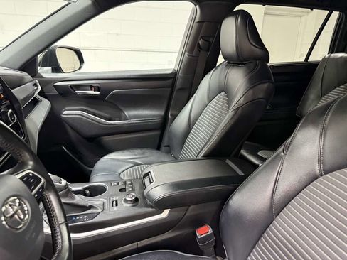 Used 2023 Toyota Highlander XSE image 13