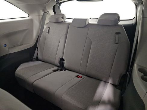 Used 2024 Toyota Sienna LE image 28