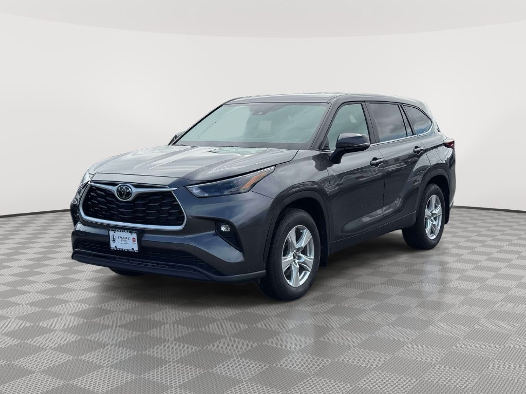 Used 2025 Toyota Highlander LE AWD/4WD image 3