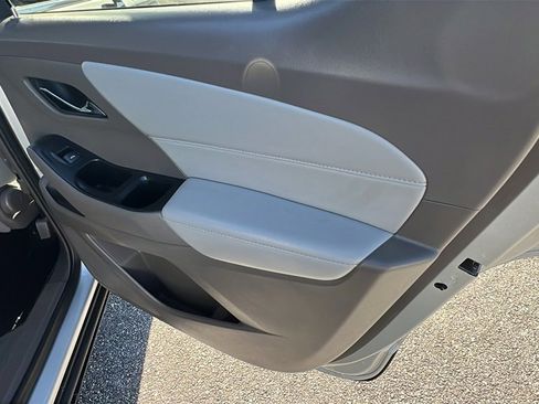 Used 2021 Chevrolet Traverse LT image 18