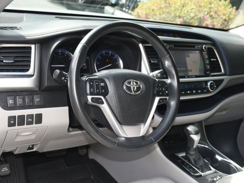 Used 2019 Toyota Highlander Limited image 9