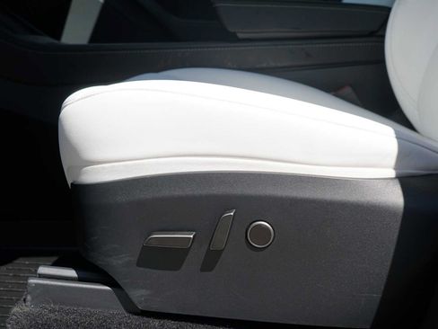 Used 2025 Tesla Model Y Long Range RWD image 19