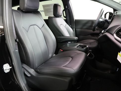 New 2026 Chrysler Pacifica Select image 20