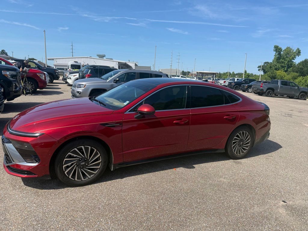 Used 2025 Hyundai Sonata Limited FWD image 1