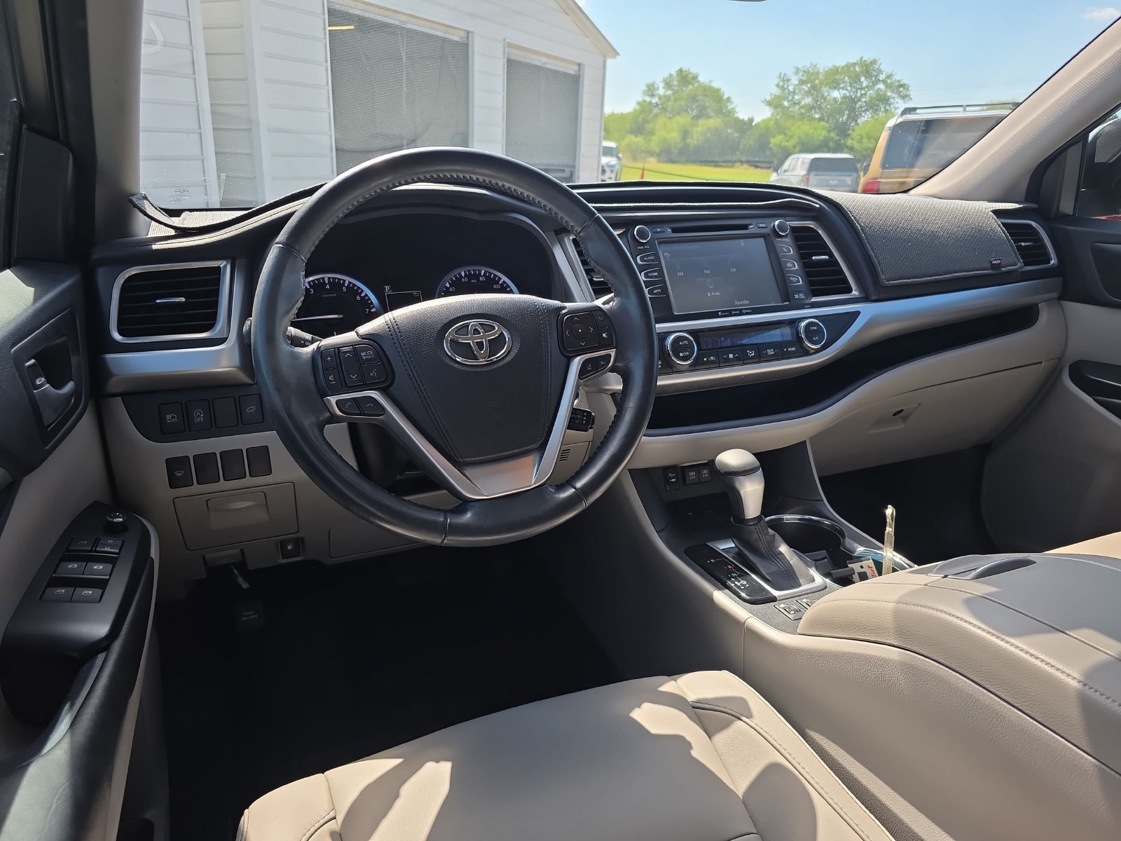 Used 2017 Toyota Highlander XLE FWD image 13