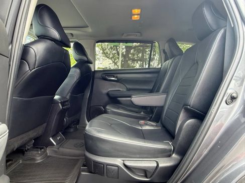 Used 2023 Toyota Highlander XLE AWD/4WD image 16