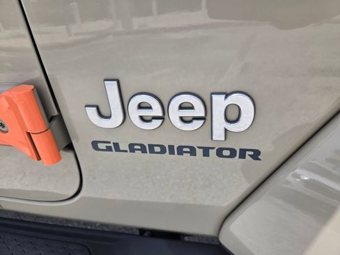 Used 2020 Jeep Gladiator Overland AWD/4WD image 4