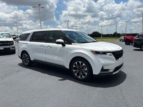 Used 2023 Kia Carnival EX FWD image 3