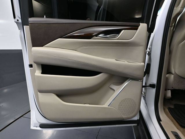 Used 2017 Cadillac Escalade ESV 4WD image 30