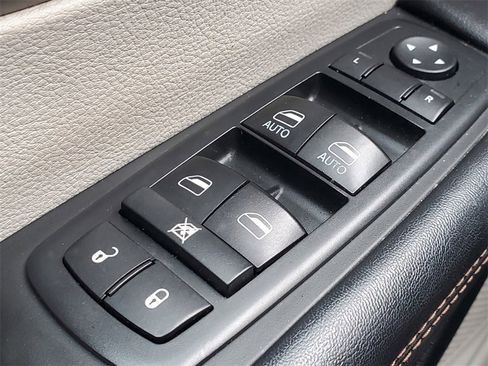 Used 2017 Chrysler Pacifica Touring image 16