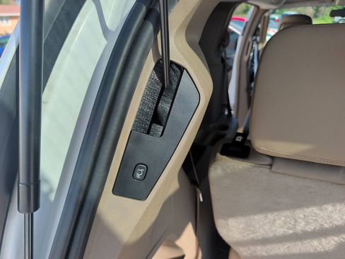 Used 2015 Chrysler Town & Country Touring FWD image 19
