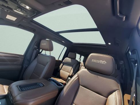 Used 2021 Chevrolet Suburban High Country image 30