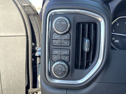 Used 2022 GMC Sierra 2500 SLT w/ SLT Convenience Package image 18