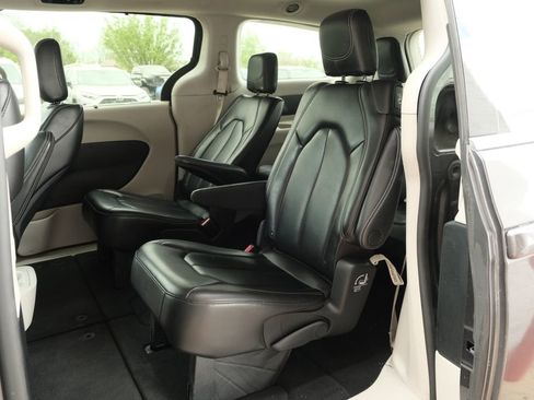 Used 2023 Chrysler Pacifica Touring-L image 25