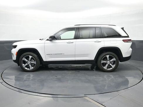 Used 2023 Jeep Grand Cherokee Limited image 2