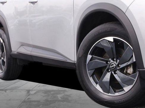 Used 2025 Nissan Rogue SV AWD/4WD image 3