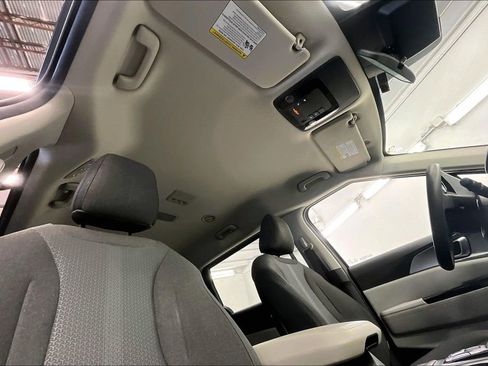 Used 2023 Kia Carnival LX FWD image 28