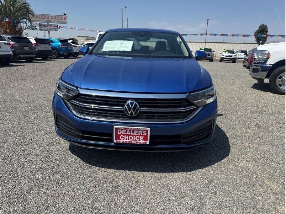 Used 2024 Volkswagen Jetta SE FWD image 2