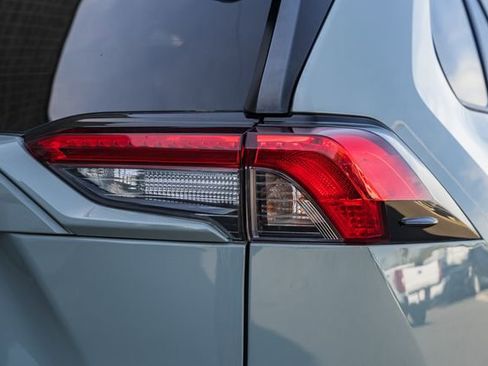 Used 2021 Toyota RAV4 XLE AWD/4WD image 8
