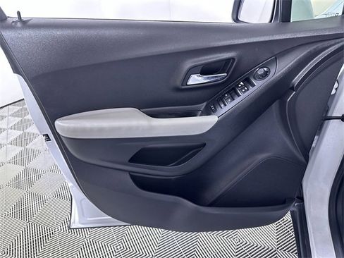 Used 2017 Chevrolet Trax LT image 23