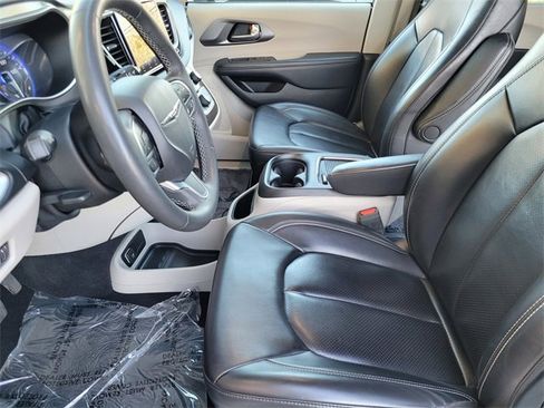 Used 2023 Chrysler Pacifica Touring-L image 23