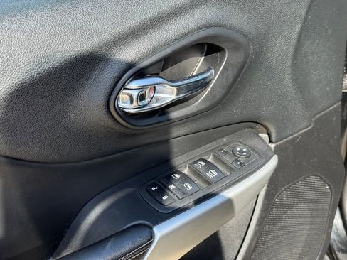 Used 2018 Jeep Cherokee Latitude Plus AWD/4WD image 11