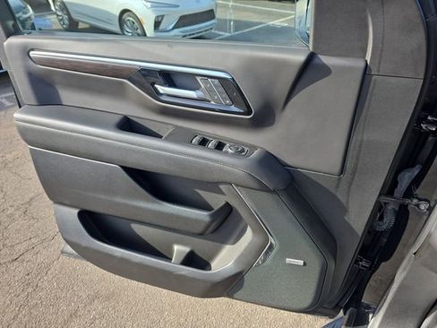 Used 2025 Chevrolet Suburban Premier image 27