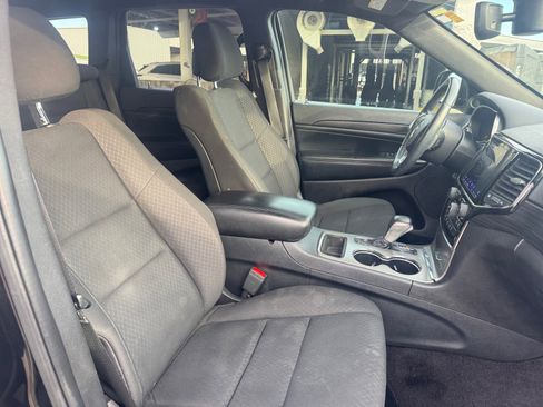 Used 2019 Jeep Grand Cherokee Laredo w/ 18" Wheel & 8.4" Radio Group image 30