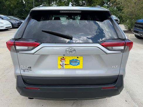 Used 2021 Toyota RAV4 XLE w/ Convenience Package FWD image 6