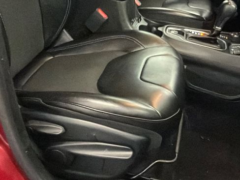 Used 2019 Jeep Cherokee Latitude Plus w/ Comfort/Convenience Group image 11